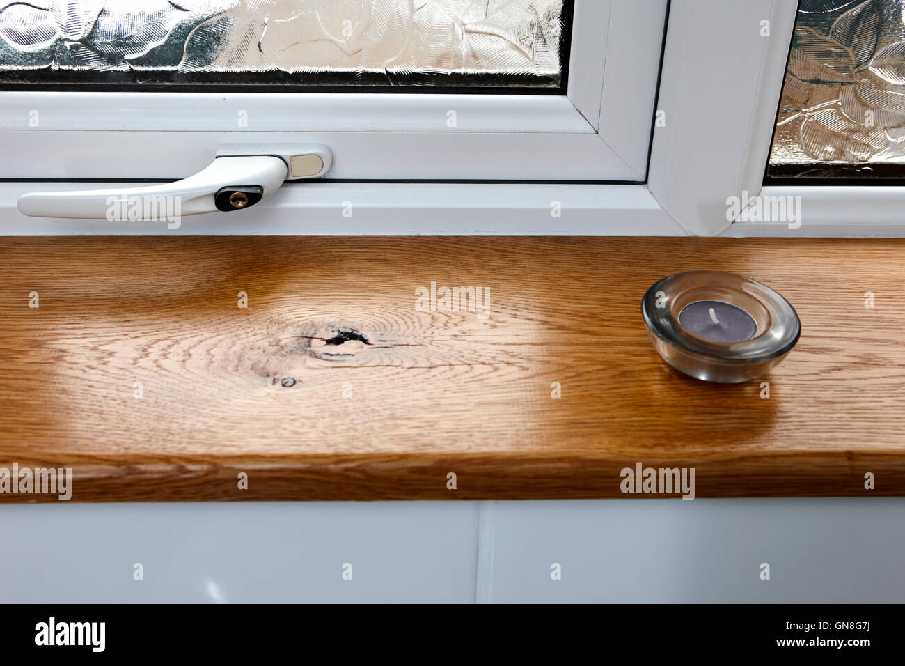 Eiche Holz Fensterbank mit doppelt verglaste Fenster und Teelicht Stockfoto