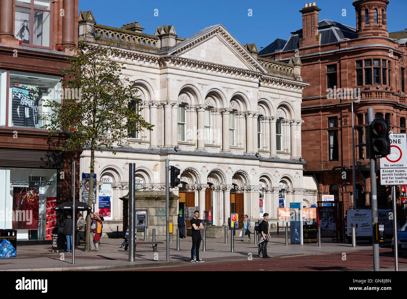 Tesco Metro in der ehemaligen Provinz Bank of Ireland Gebäude royal Avenue Belfast Nordirland Vereinigtes Königreich Stockfoto