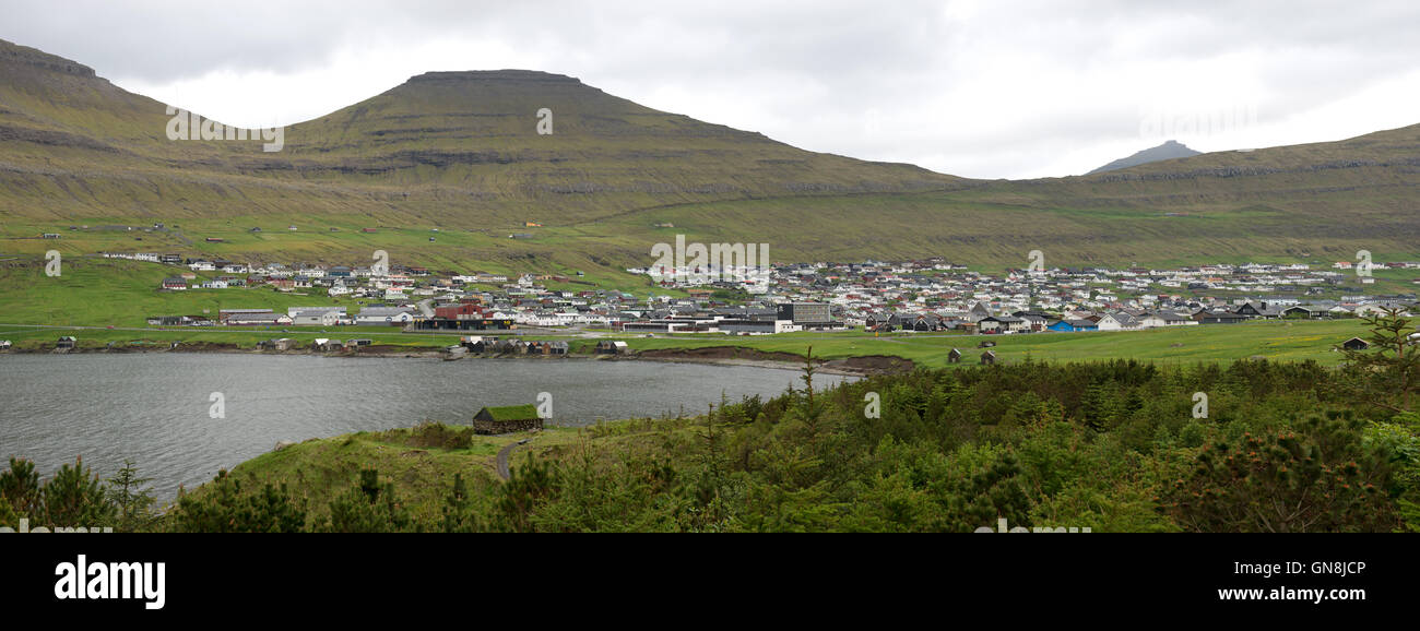 Panorama von Klaksvík auf den Färöer Inseln im Sommer von Süden gesehen Stockfoto