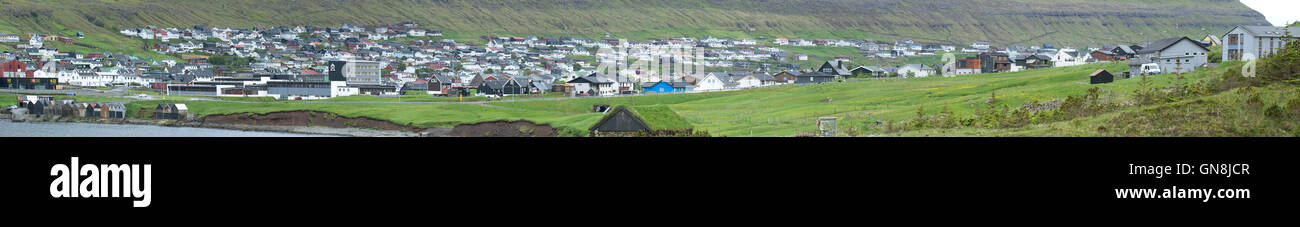 Panorama von Klaksvík auf den Färöer Inseln im Sommer von Süden gesehen Stockfoto