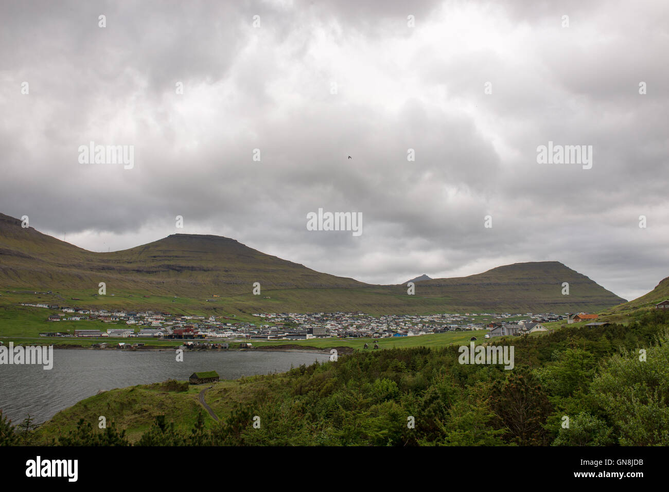 Panorama von Klaksvík auf den Färöer Inseln im Sommer von Süden gesehen Stockfoto