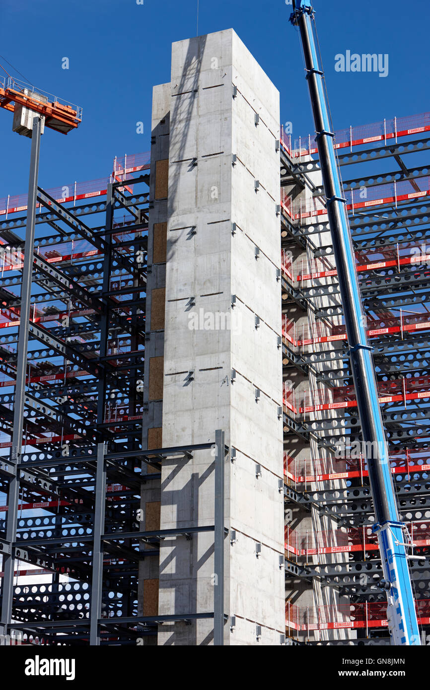 New City Kais 2 Bürogebäude mit Liftschacht und Treppe gebaut Belfast Nordirland Vereinigtes Königreich Stockfoto