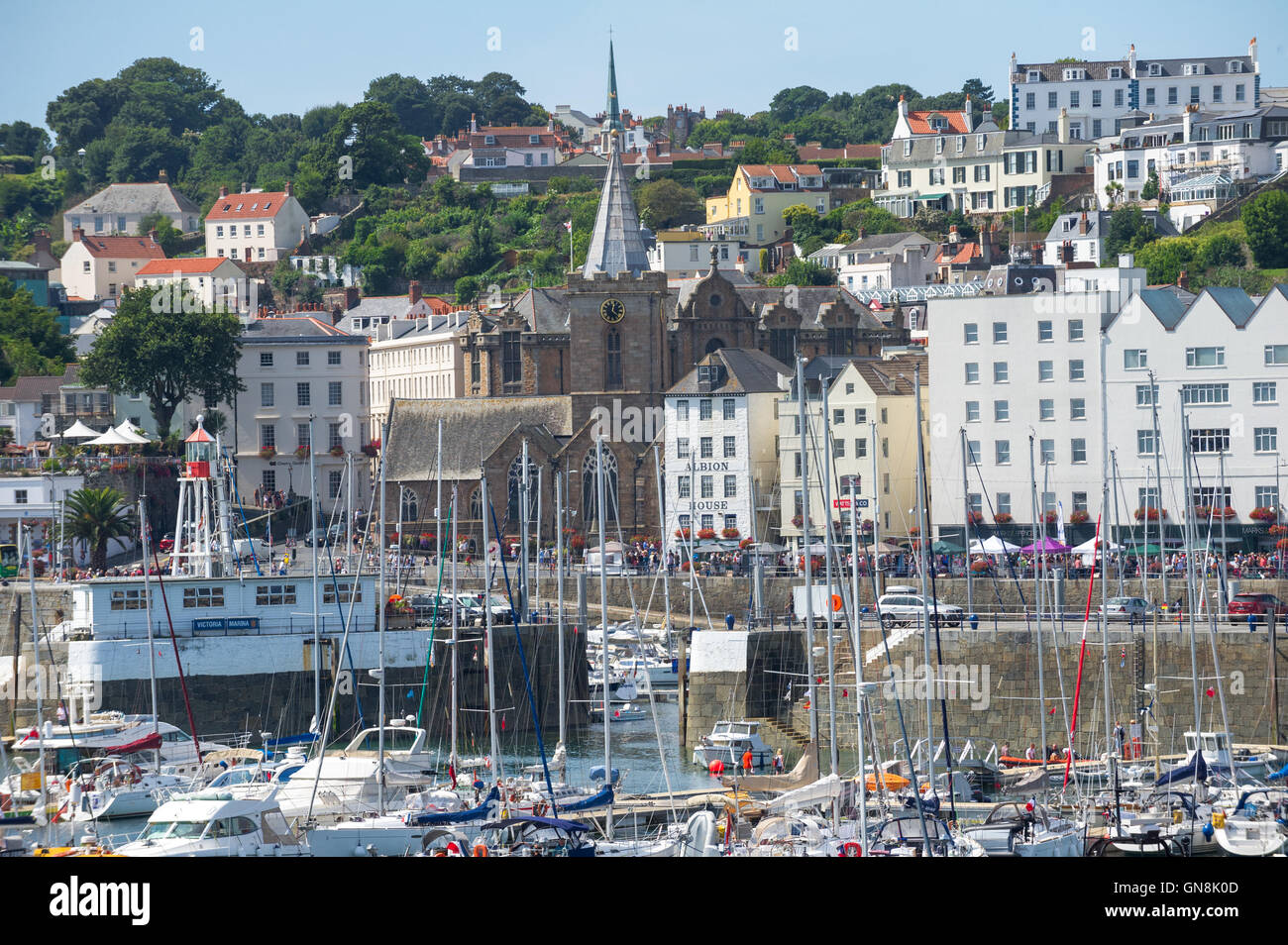 Festgemachten Jachten und Boote in Saint Peter Port Guernsey. Stockfoto