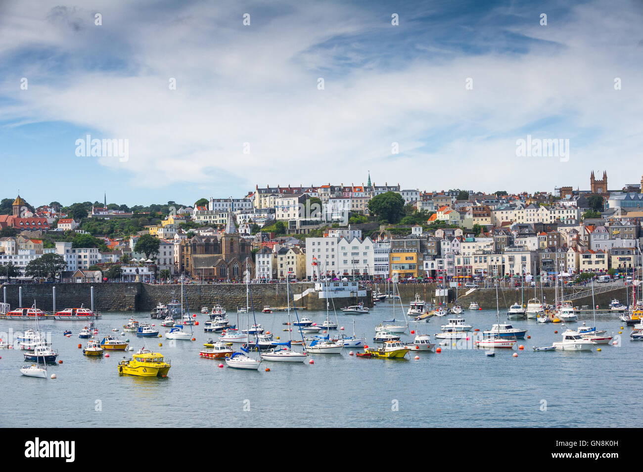 Festgemachten Jachten und Boote in Saint Peter Port Guernsey. Stockfoto