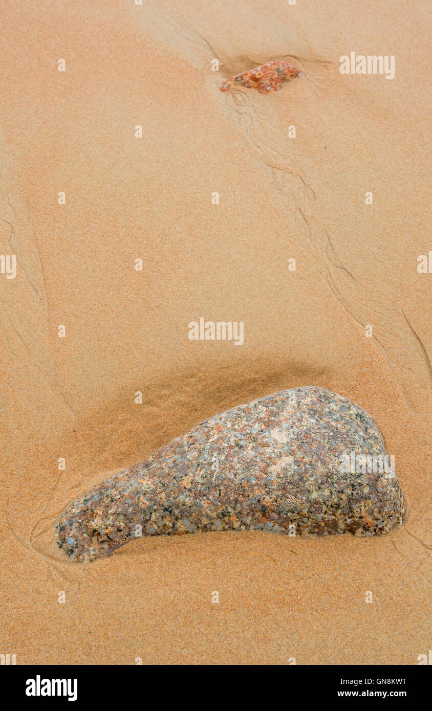 Große und kleine Granitfelsen trug glatt von Meer und Sand. Stockfoto