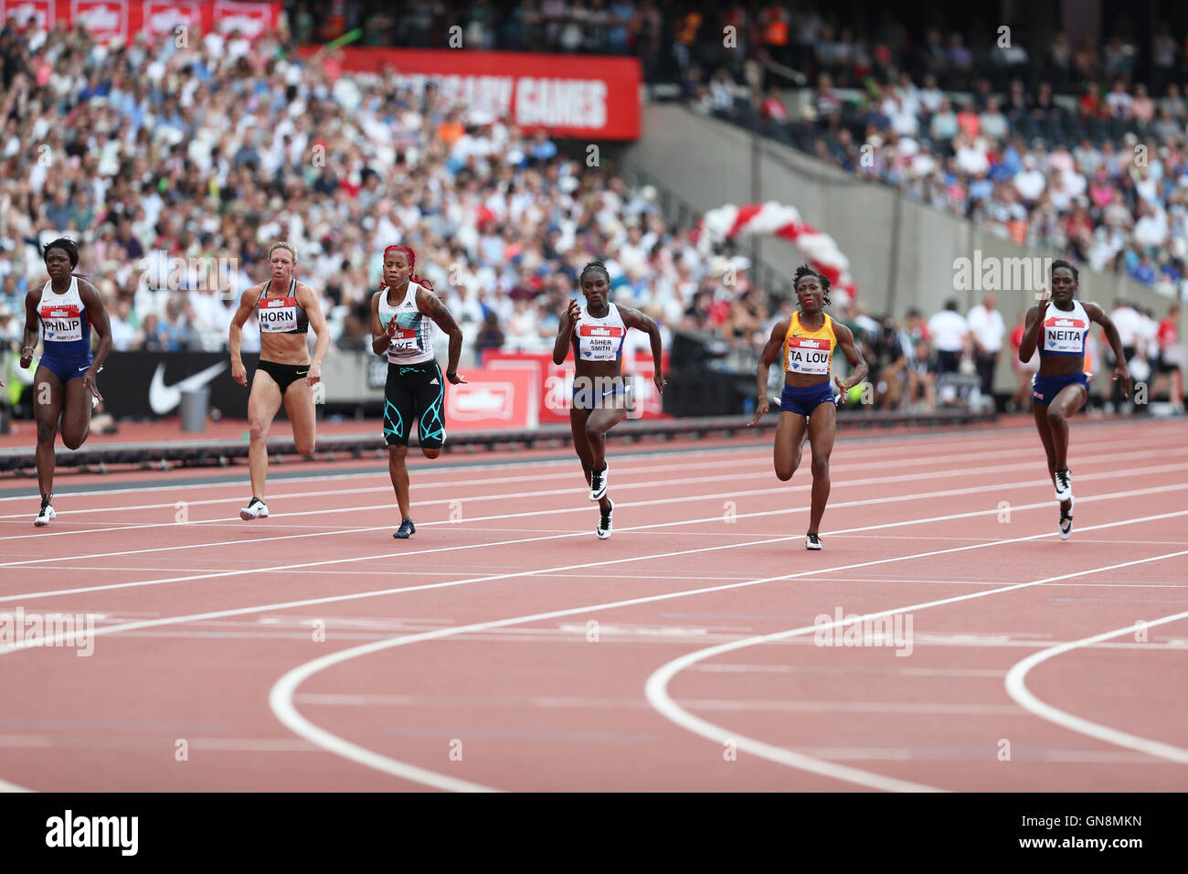 Asha PHILIP, Carina HORN, Michelle-Leevstrahl AHYE, Dina ASHER-SMITH, Marie-Josee TA LOU & Daryll NEITA die Ziellinie in der Frauen 100m 2 Wärme bei der IAAF Diamond League London Jubiläumsspiele, Queen Elizabeth Olympic Park, Stratford, London, UK Stockfoto