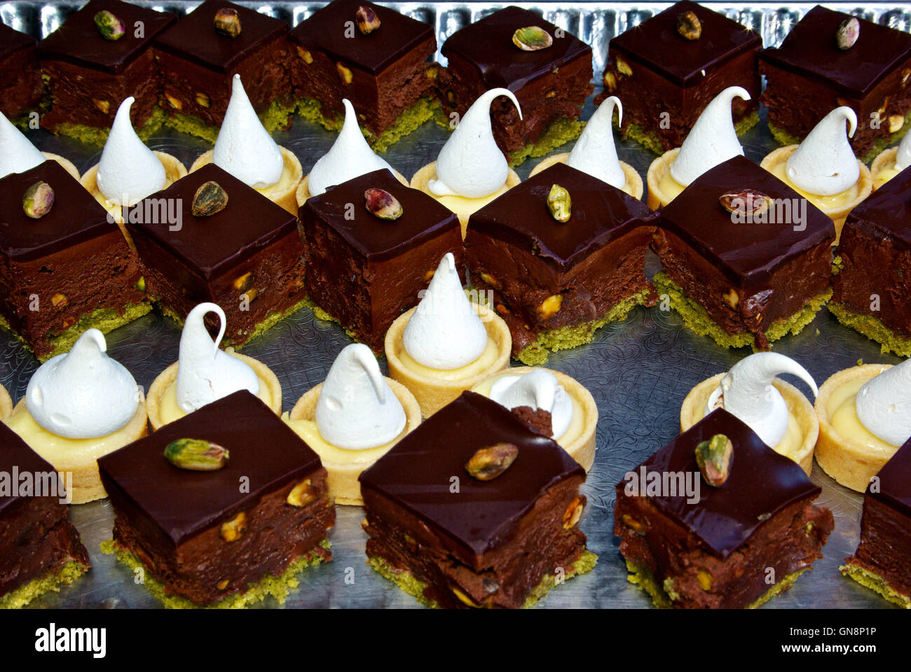 Sahne Schokolade Pistazie Brownies mit Sahnehäubchen & Zitrone Pudding Gebäck Torten Stockfoto