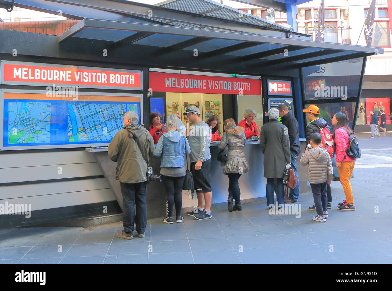 Menschen informieren sich bei Tourist Information Centre auf Burke St Melbourne. Stockfoto