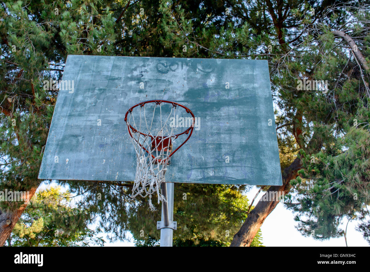 Der Rand des Basket-Ball in der Stadtteilpark Stockfoto