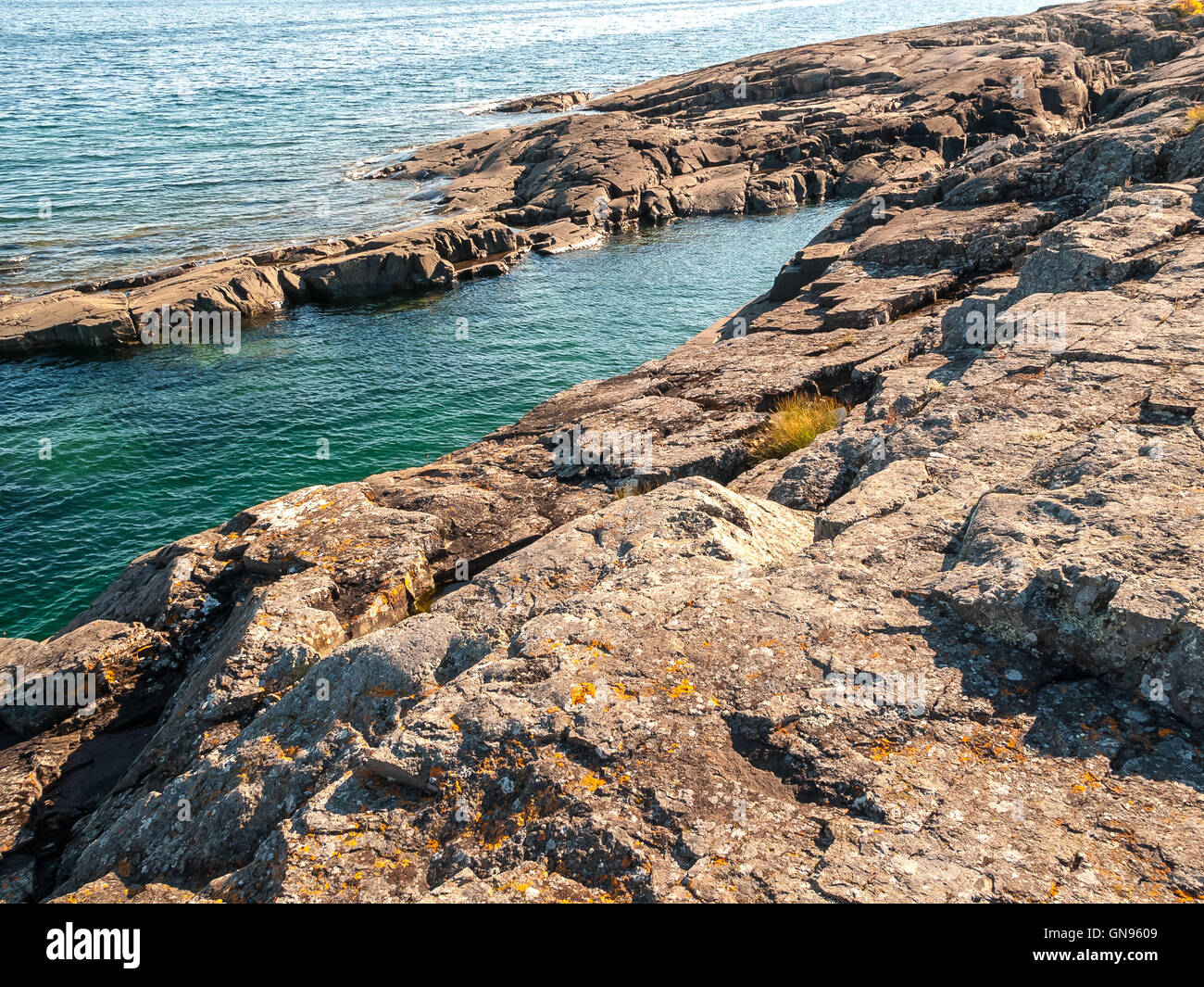 Felsige Küste und Wasser - Isle Royale National Park. Lake Superior, Michigan. East End. Stockfoto