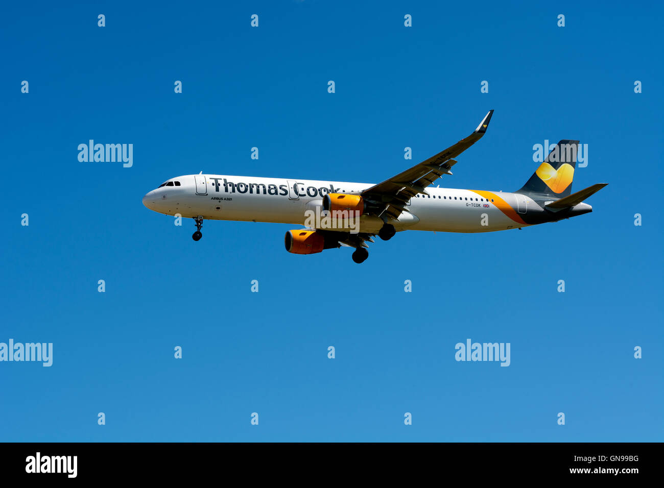 Thomas Cook Airbus A321 nähert sich Flughafen Birmingham, UK (G-TCDK) Stockfoto