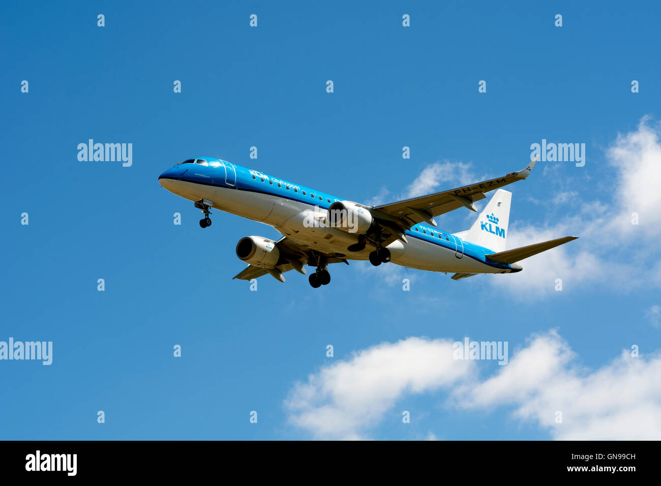 KLM Cityhopper Embraer ERJ-190 nähert sich Flughafen Birmingham, UK (PH-EZM) Stockfoto