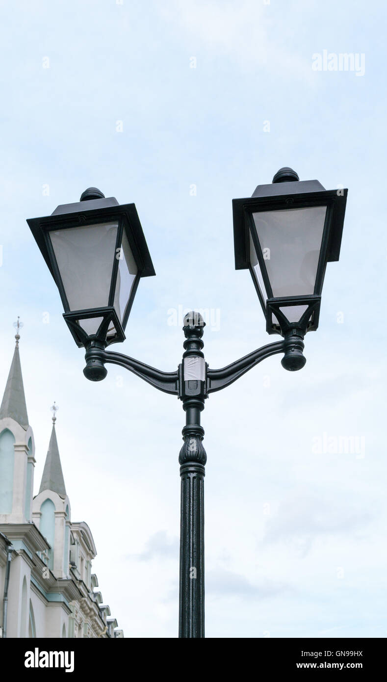 Schwarze Retro-Straßenlaterne mit zwei Lichter im Himmelshintergrund Stockfoto