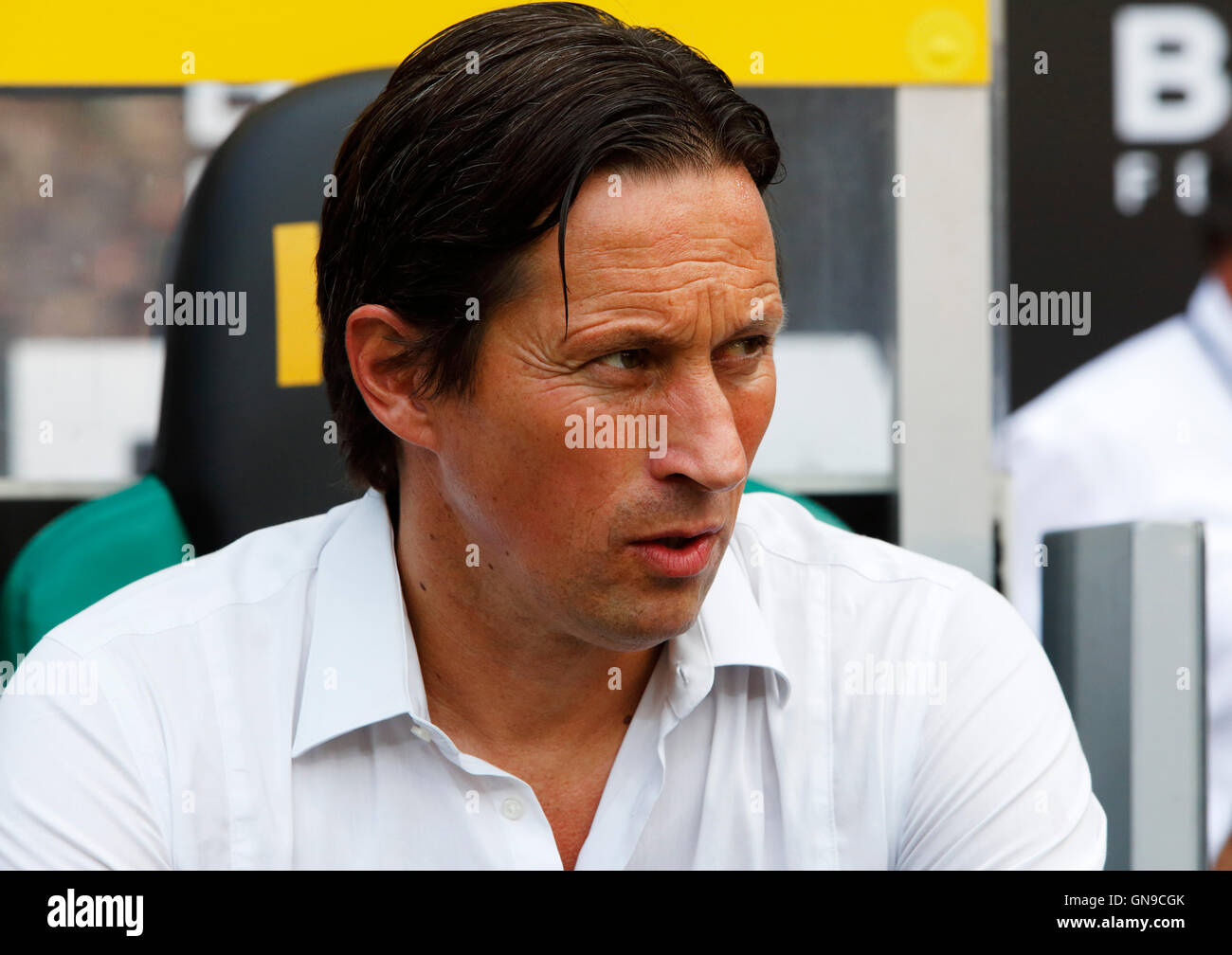 Sport, Fußball, Bundesliga, 2016/2017, Borussia Moenchengladbach gegen Bayer 04 Leverkusen 2:1, Stadion Borussia-Park, Trainer Roger Schmidt (Bayer) Stockfoto