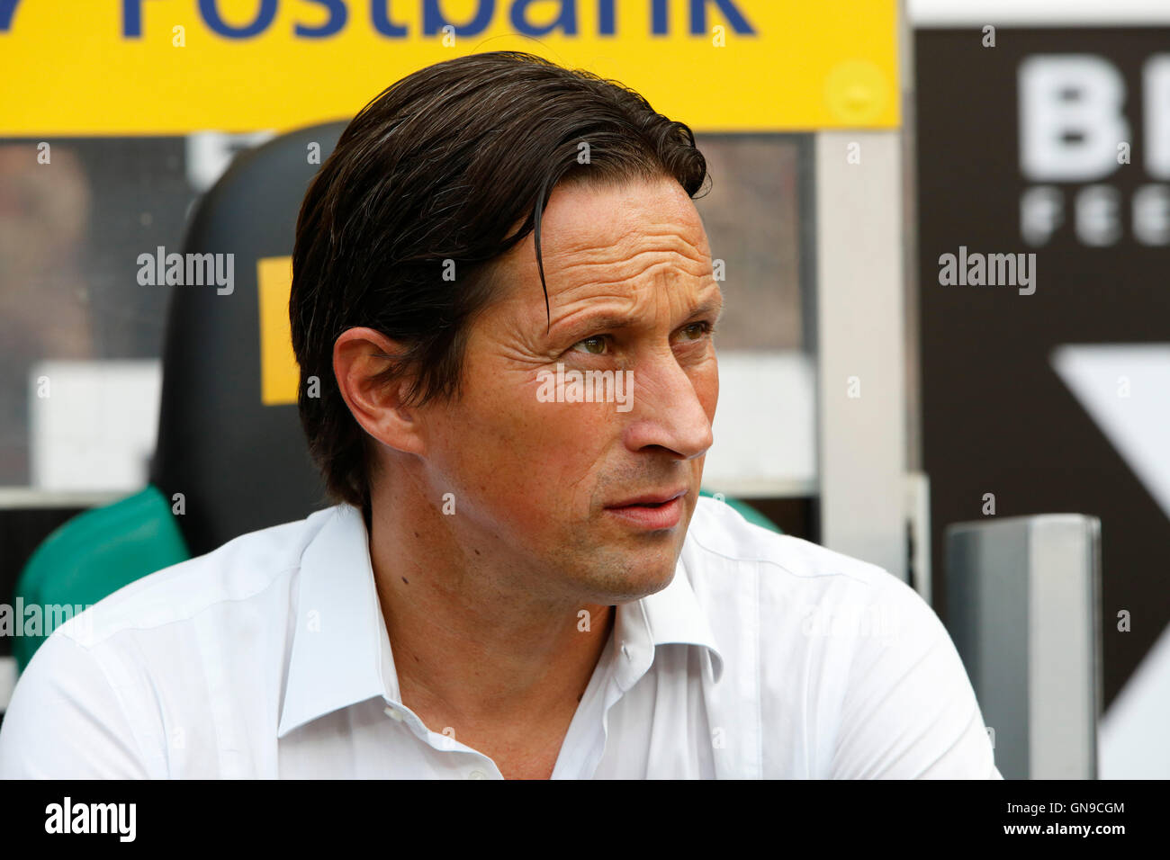 Sport, Fußball, Bundesliga, 2016/2017, Borussia Moenchengladbach gegen Bayer 04 Leverkusen 2:1, Stadion Borussia-Park, Trainer Roger Schmidt (Bayer) Stockfoto