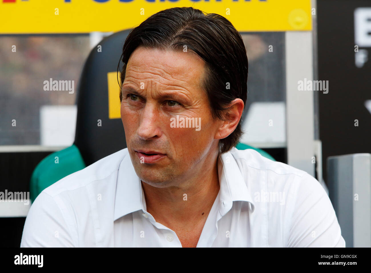 Sport, Fußball, Bundesliga, 2016/2017, Borussia Moenchengladbach gegen Bayer 04 Leverkusen 2:1, Stadion Borussia-Park, Trainer Roger Schmidt (Bayer) Stockfoto