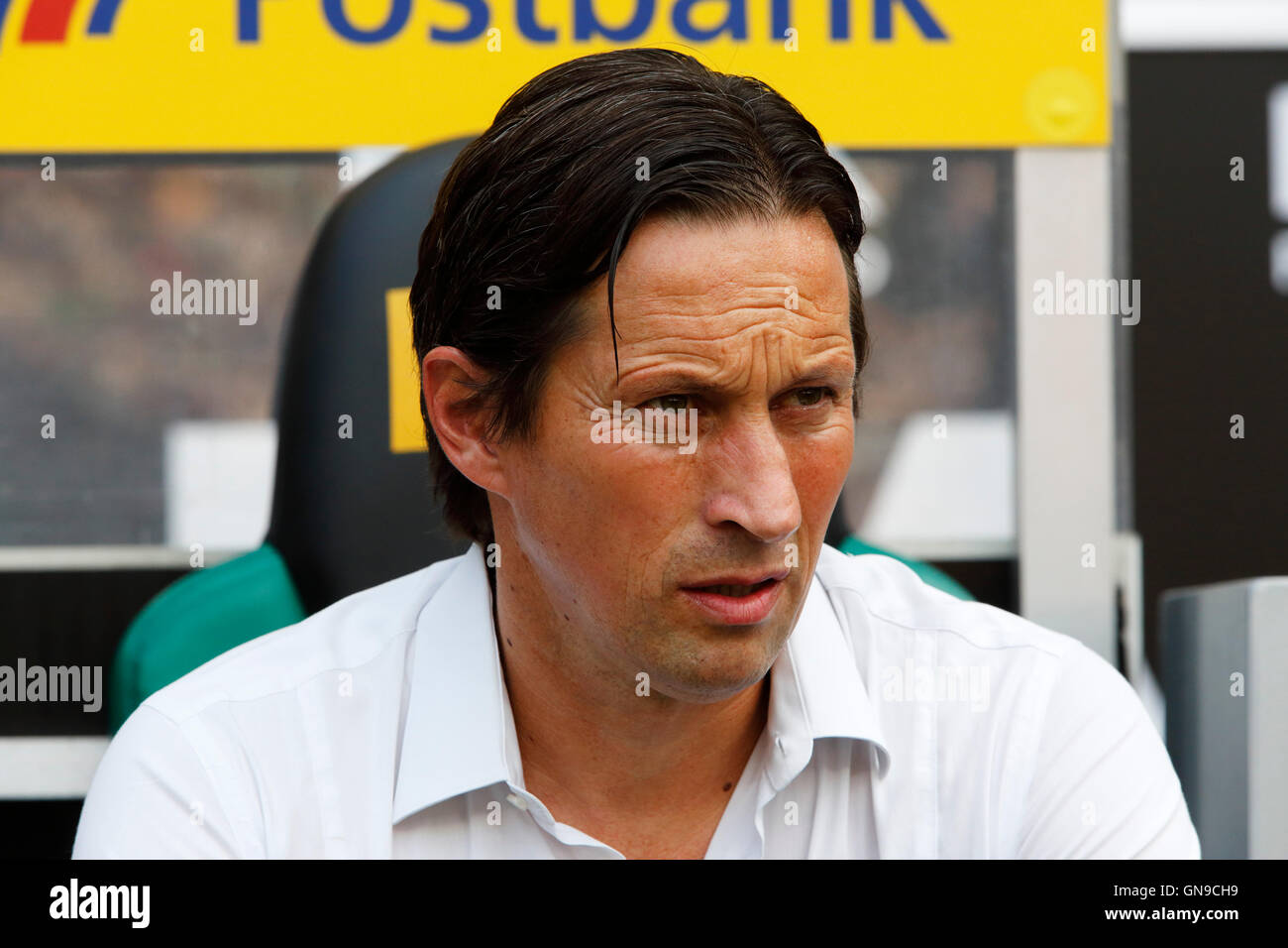 Sport, Fußball, Bundesliga, 2016/2017, Borussia Moenchengladbach gegen Bayer 04 Leverkusen 2:1, Stadion Borussia-Park, Trainer Roger Schmidt (Bayer) Stockfoto