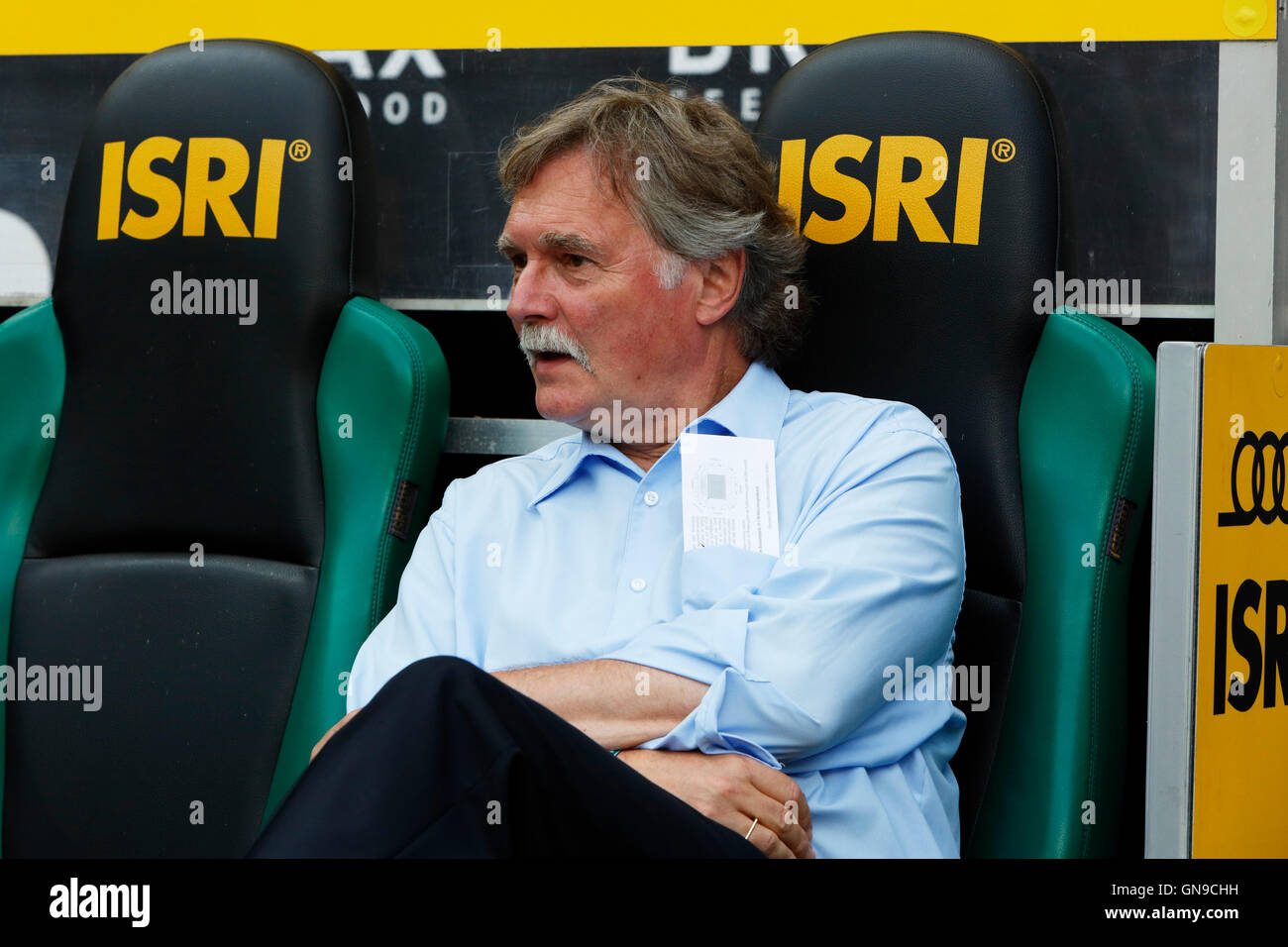 Sport, Fußball, Bundesliga, 2016/2017, Borussia Moenchengladbach gegen Bayer 04 Leverkusen 2:1, Stadion Borussia-Park, Manager Michael Schade (Bayer) Stockfoto