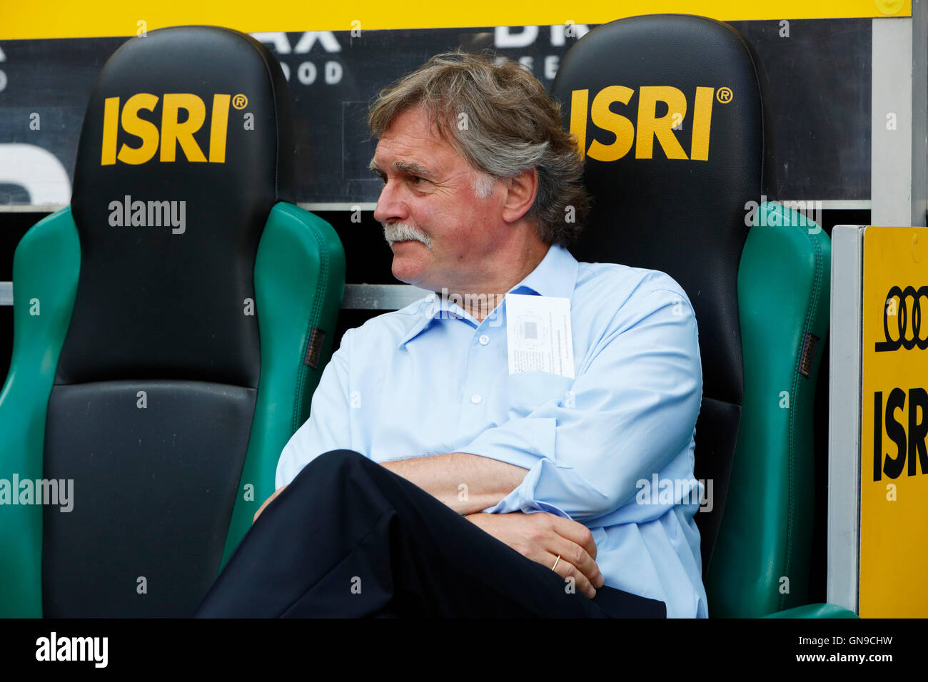 Sport, Fußball, Bundesliga, 2016/2017, Borussia Moenchengladbach gegen Bayer 04 Leverkusen 2:1, Stadion Borussia-Park, Manager Michael Schade (Bayer) Stockfoto