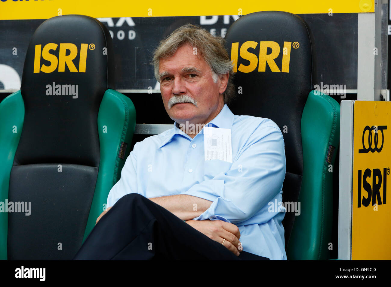 Sport, Fußball, Bundesliga, 2016/2017, Borussia Moenchengladbach gegen Bayer 04 Leverkusen 2:1, Stadion Borussia-Park, Manager Michael Schade (Bayer) Stockfoto