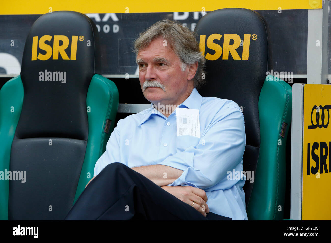 Sport, Fußball, Bundesliga, 2016/2017, Borussia Moenchengladbach gegen Bayer 04 Leverkusen 2:1, Stadion Borussia-Park, Manager Michael Schade (Bayer) Stockfoto