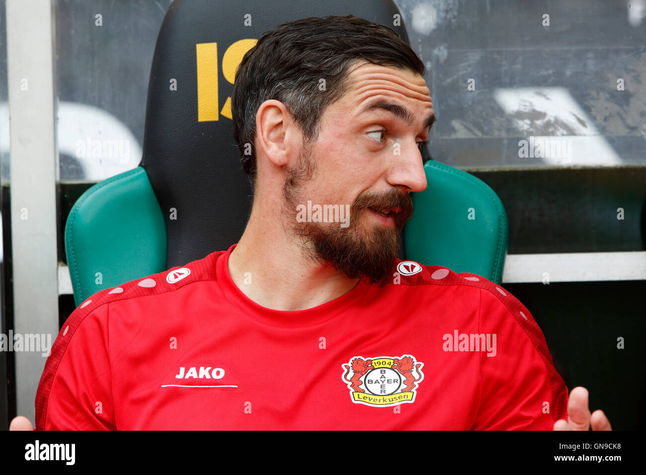 Sport, Fußball, Bundesliga, 2016/2017, Borussia Moenchengladbach gegen Bayer 04 Leverkusen 2:1, Stadion Borussia-Park, Ersatzstoffe Bank, Roberto Hilbert (Bayer) Stockfoto