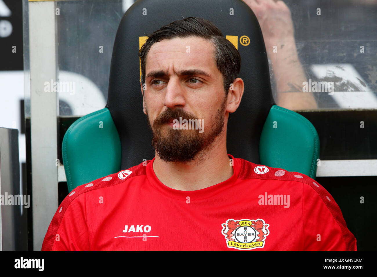 Sport, Fußball, Bundesliga, 2016/2017, Borussia Moenchengladbach gegen Bayer 04 Leverkusen 2:1, Stadion Borussia-Park, Ersatzstoffe Bank, Roberto Hilbert (Bayer) Stockfoto