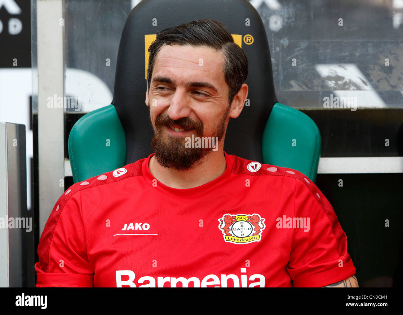 Sport, Fußball, Bundesliga, 2016/2017, Borussia Moenchengladbach gegen Bayer 04 Leverkusen 2:1, Stadion Borussia-Park, Ersatzstoffe Bank, Roberto Hilbert (Bayer) Stockfoto