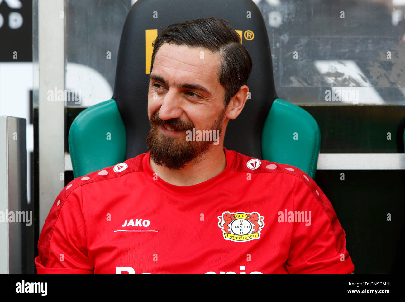 Sport, Fußball, Bundesliga, 2016/2017, Borussia Moenchengladbach gegen Bayer 04 Leverkusen 2:1, Stadion Borussia-Park, Ersatzstoffe Bank, Roberto Hilbert (Bayer) Stockfoto