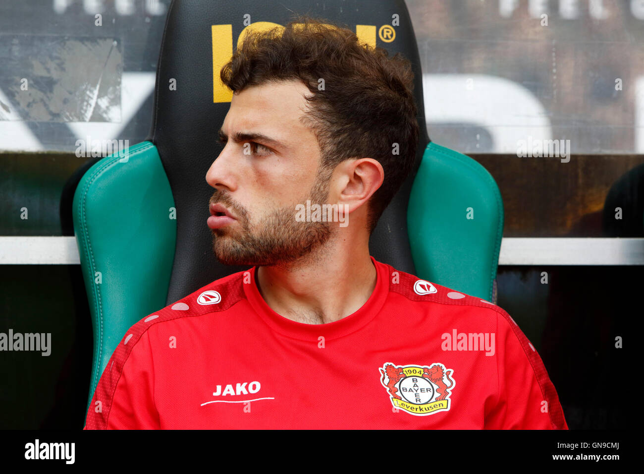 Sport, Fußball, Bundesliga, 2016/2017, Borussia Moenchengladbach gegen Bayer 04 Leverkusen 2:1, Stadion Borussia-Park, Ersatzstoffe Bank, Admir Mehmedi (Bayer) Stockfoto