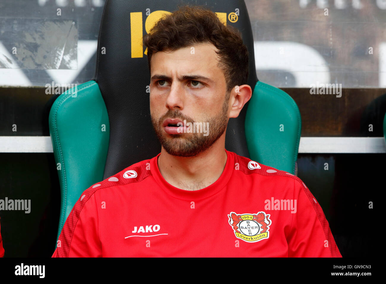 Sport, Fußball, Bundesliga, 2016/2017, Borussia Moenchengladbach gegen Bayer 04 Leverkusen 2:1, Stadion Borussia-Park, Ersatzstoffe Bank, Admir Mehmedi (Bayer) Stockfoto