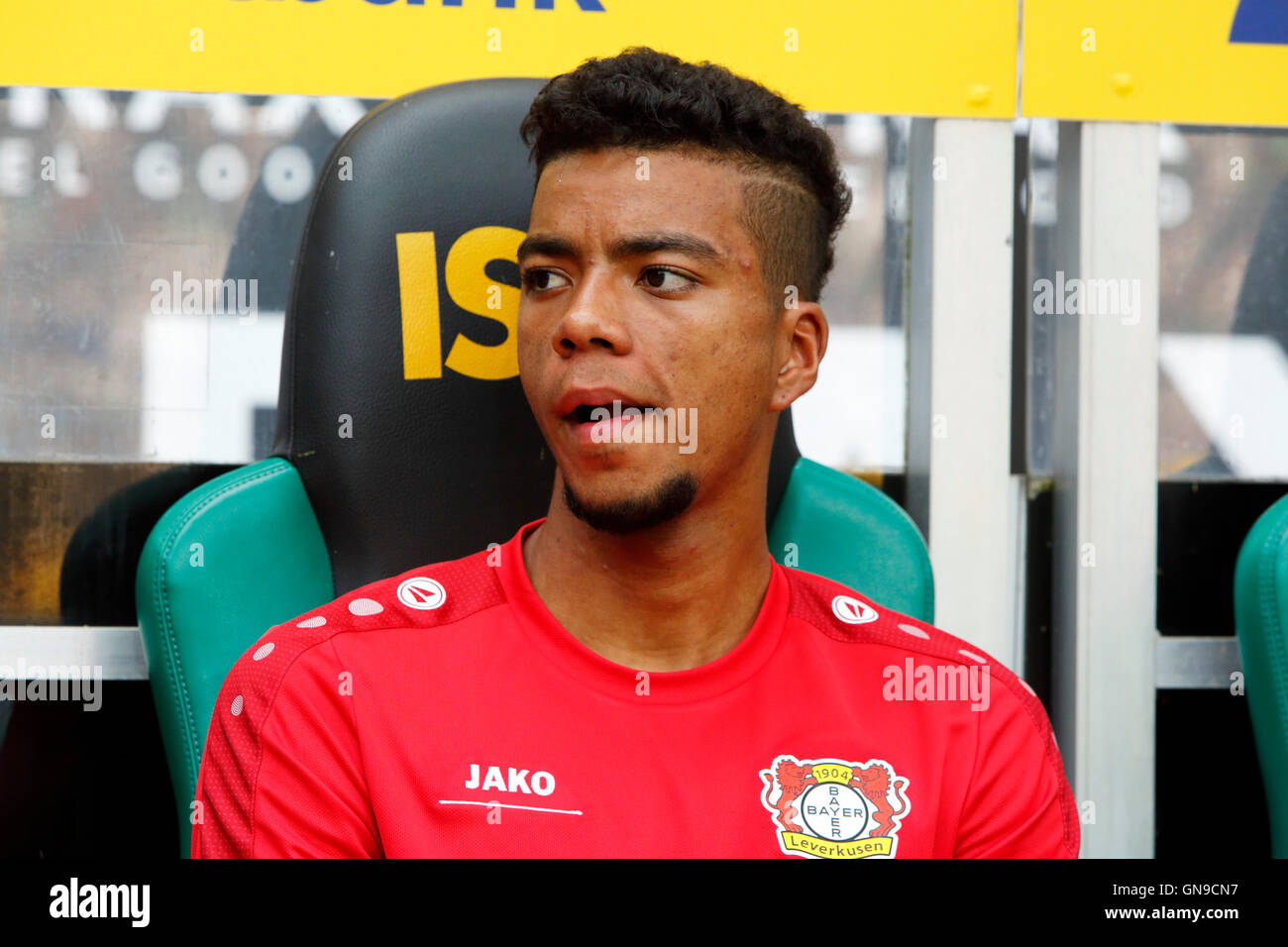Sport, Fußball, Bundesliga, 2016/2017, Borussia Moenchengladbach gegen Bayer 04 Leverkusen 2:1, Stadion Borussia-Park, Ersatzstoffe Bank, Benjamin Henrichs (Bayer) Stockfoto