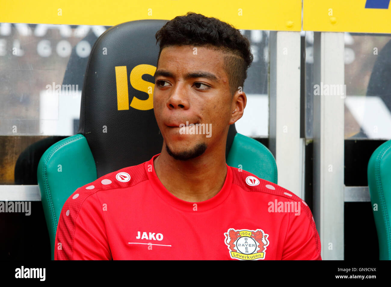 Sport, Fußball, Bundesliga, 2016/2017, Borussia Moenchengladbach gegen Bayer 04 Leverkusen 2:1, Stadion Borussia-Park, Ersatzstoffe Bank, Benjamin Henrichs (Bayer) Stockfoto