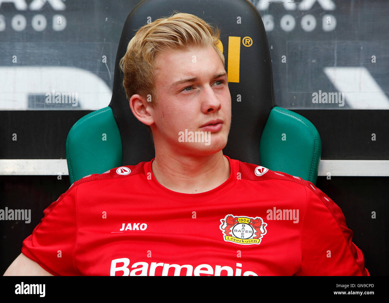 Sport, Fußball, Bundesliga, 2016/2017, Borussia Moenchengladbach gegen Bayer 04 Leverkusen 2:1, Stadion Borussia-Park, Ersatzstoffe Bank, Julian Brandt (Bayer) Stockfoto