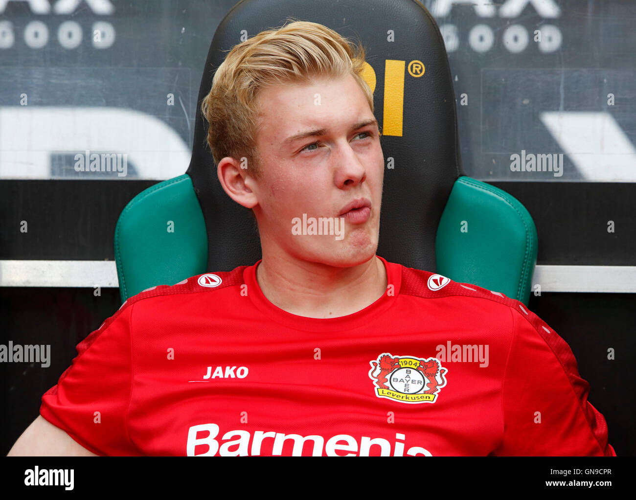 Sport, Fußball, Bundesliga, 2016/2017, Borussia Moenchengladbach gegen Bayer 04 Leverkusen 2:1, Stadion Borussia-Park, Ersatzstoffe Bank, Julian Brandt (Bayer) Stockfoto