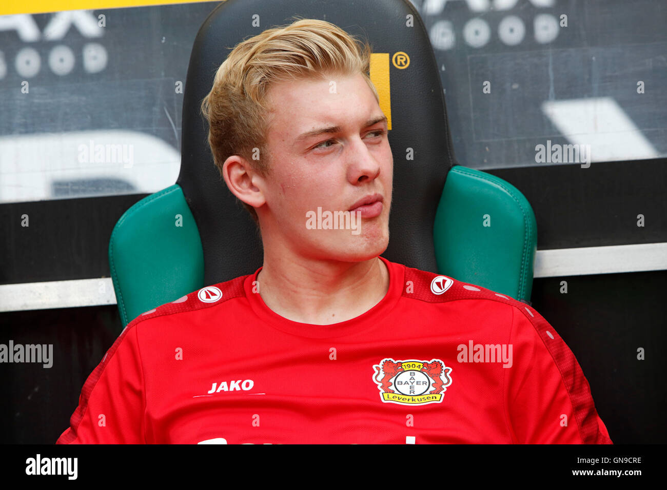 Sport, Fußball, Bundesliga, 2016/2017, Borussia Moenchengladbach gegen Bayer 04 Leverkusen 2:1, Stadion Borussia-Park, Ersatzstoffe Bank, Julian Brandt (Bayer) Stockfoto