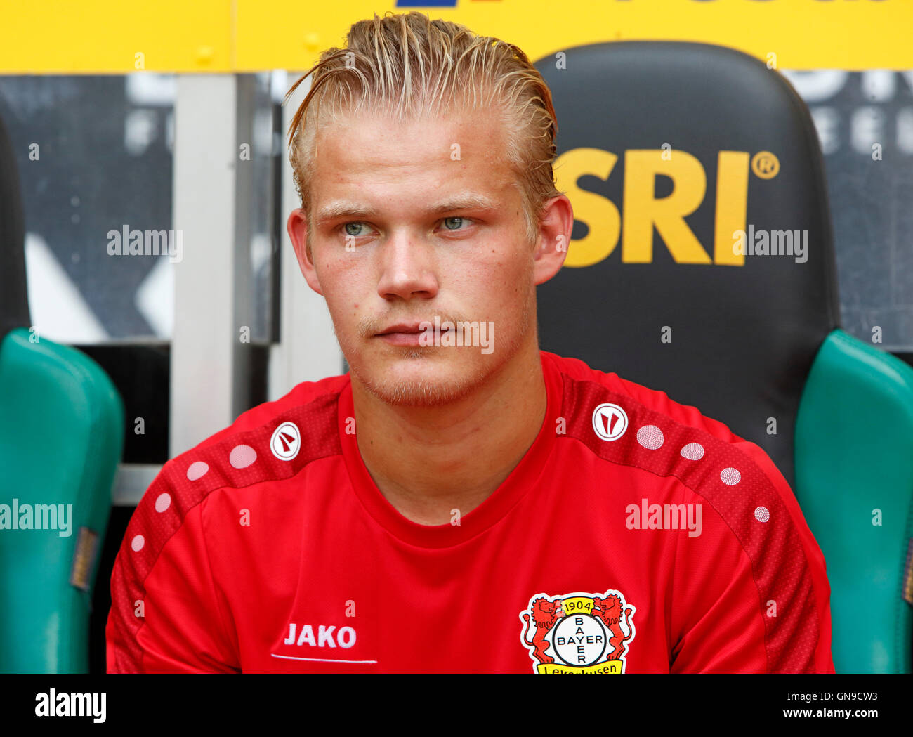 Sport, Fußball, Bundesliga, 2016/2017, Borussia Moenchengladbach gegen Bayer 04 Leverkusen 2:1, Stadion Borussia-Park, Ersatzstoffe Bank, Joel Pohjanpalo (Bayer) Stockfoto