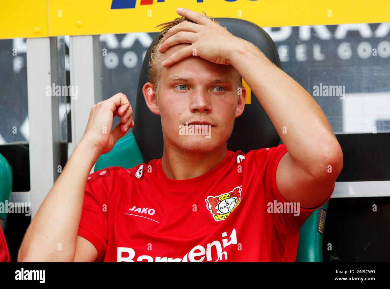 Sport, Fußball, Bundesliga, 2016/2017, Borussia Moenchengladbach gegen Bayer 04 Leverkusen 2:1, Stadion Borussia-Park, Ersatzstoffe Bank, Joel Pohjanpalo (Bayer) Stockfoto