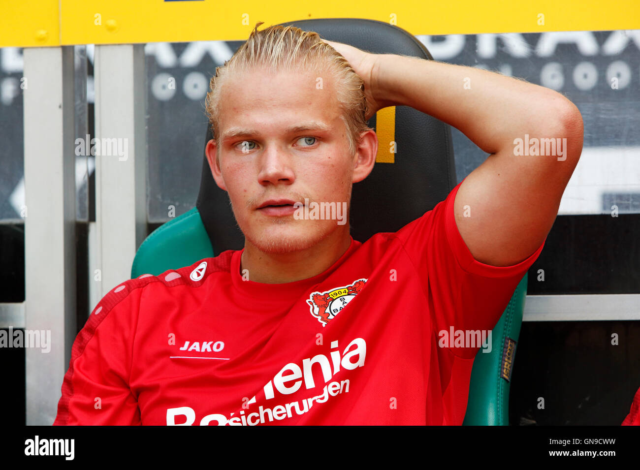 Sport, Fußball, Bundesliga, 2016/2017, Borussia Moenchengladbach gegen Bayer 04 Leverkusen 2:1, Stadion Borussia-Park, Ersatzstoffe Bank, Joel Pohjanpalo (Bayer) Stockfoto
