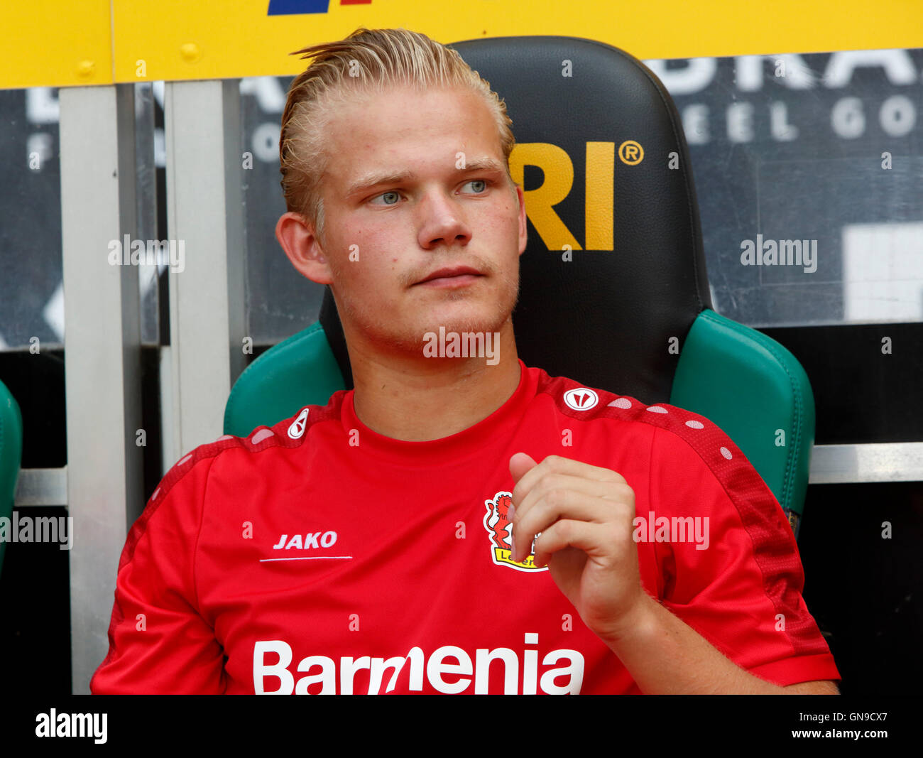 Sport, Fußball, Bundesliga, 2016/2017, Borussia Moenchengladbach gegen Bayer 04 Leverkusen 2:1, Stadion Borussia-Park, Ersatzstoffe Bank, Joel Pohjanpalo (Bayer) Stockfoto