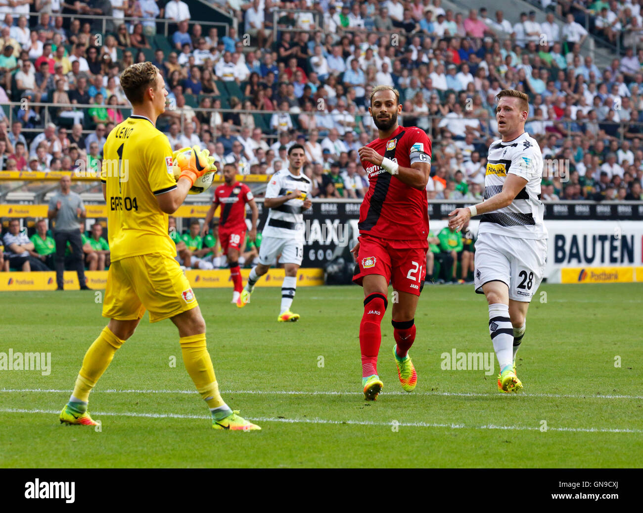 Sport, Fußball, Bundesliga, 2016/2017, Borussia Moenchengladbach gegen Bayer 04 Leverkusen 2:1, Stadion Borussia-Park, Szene des Spiels, v.l.n.r.: Keeper Bernd Leno (Bayer), Oemer Toprak (Bayer), Andre Hahn (MG) Stockfoto