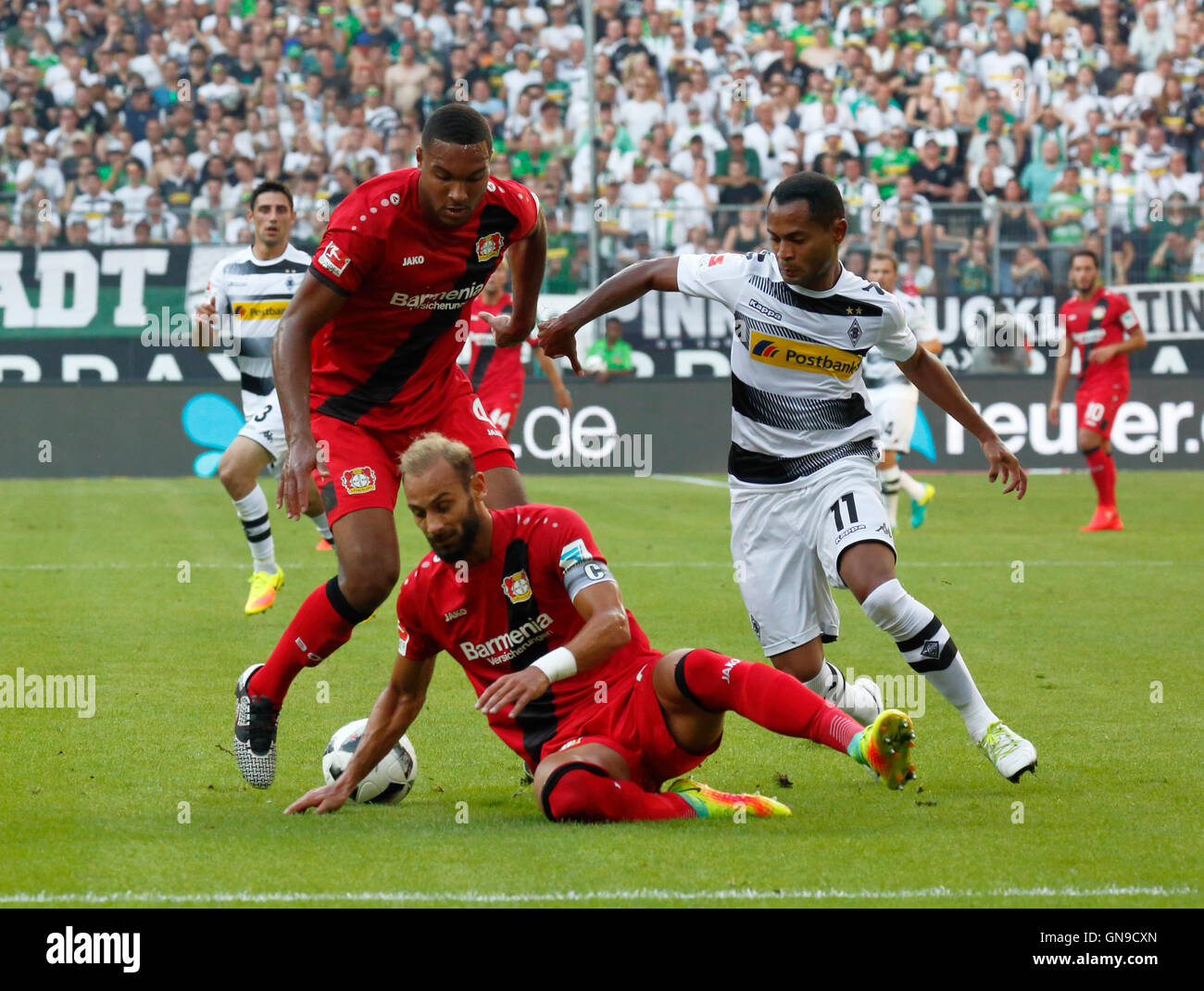 Sport, Fußball, Bundesliga, 2016/2017, Borussia Moenchengladbach gegen Bayer 04 Leverkusen 2:1, Stadion Borussia-Park, Szene des Spiels, v.l.n.r.: Jonathan Tah (Bayer), Oemer Toprak (Bayer), Raffael (MG) Stockfoto