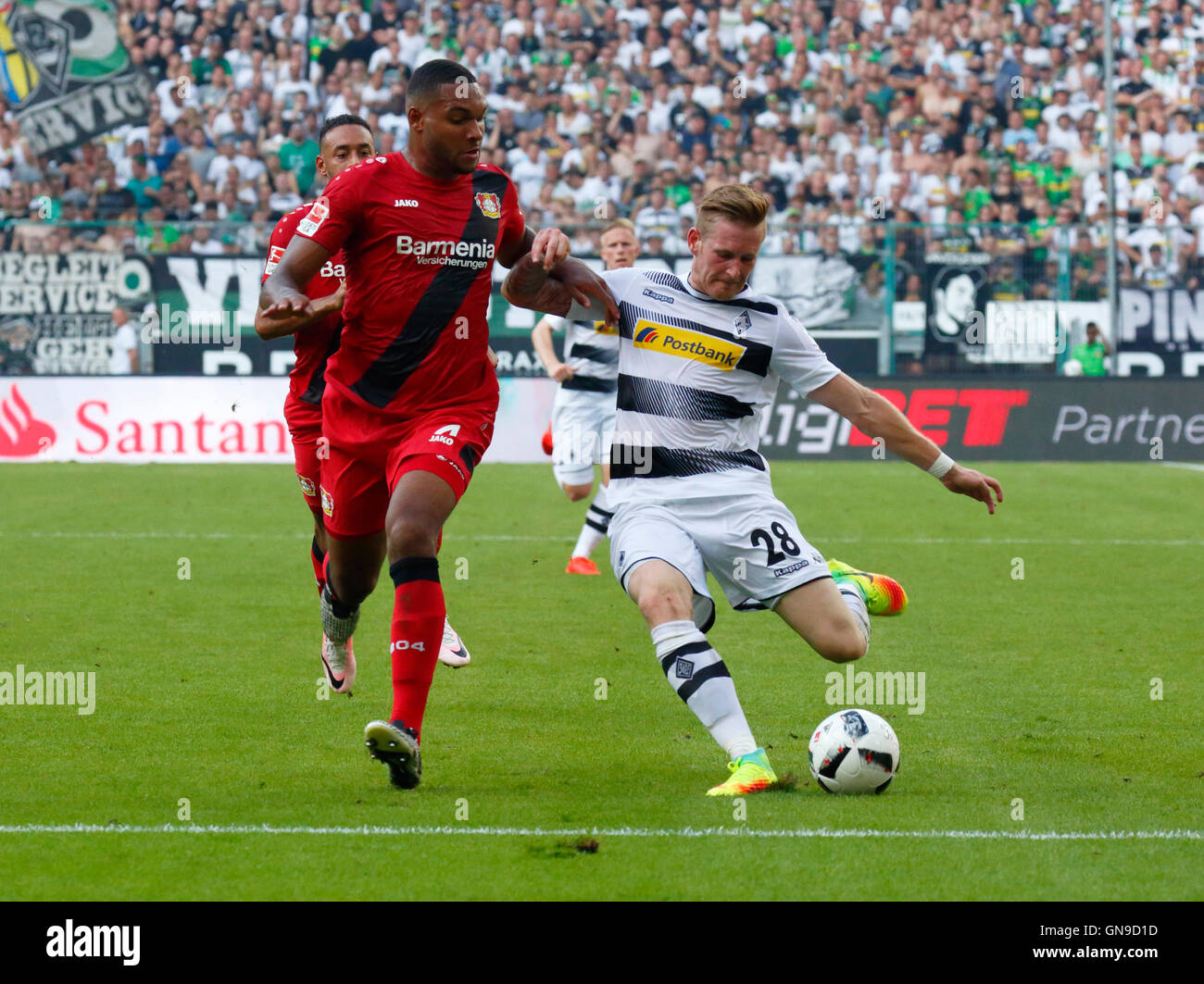 Sport, Fußball, Bundesliga, 2016/2017, Borussia Moenchengladbach gegen Bayer 04 Leverkusen 2:1, Borussia-Park-Stadion, Szene des Spiels, v.l.n.r.: Karim Bellarabi (Bayer), Jonathan Tah (Bayer), Andre Hahn (MG) Stockfoto