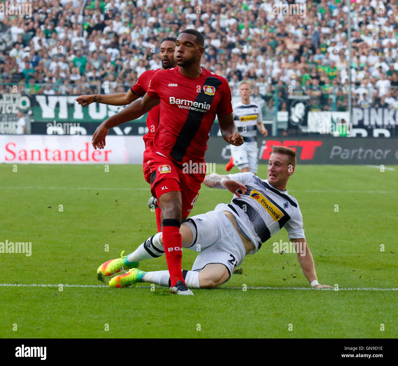 Sport, Fußball, Bundesliga, 2016/2017, Borussia Moenchengladbach gegen Bayer 04 Leverkusen 2:1, Borussia-Park-Stadion, Szene des Spiels, v.l.n.r.: Karim Bellarabi (Bayer), Jonathan Tah (Bayer), Andre Hahn (MG) Stockfoto