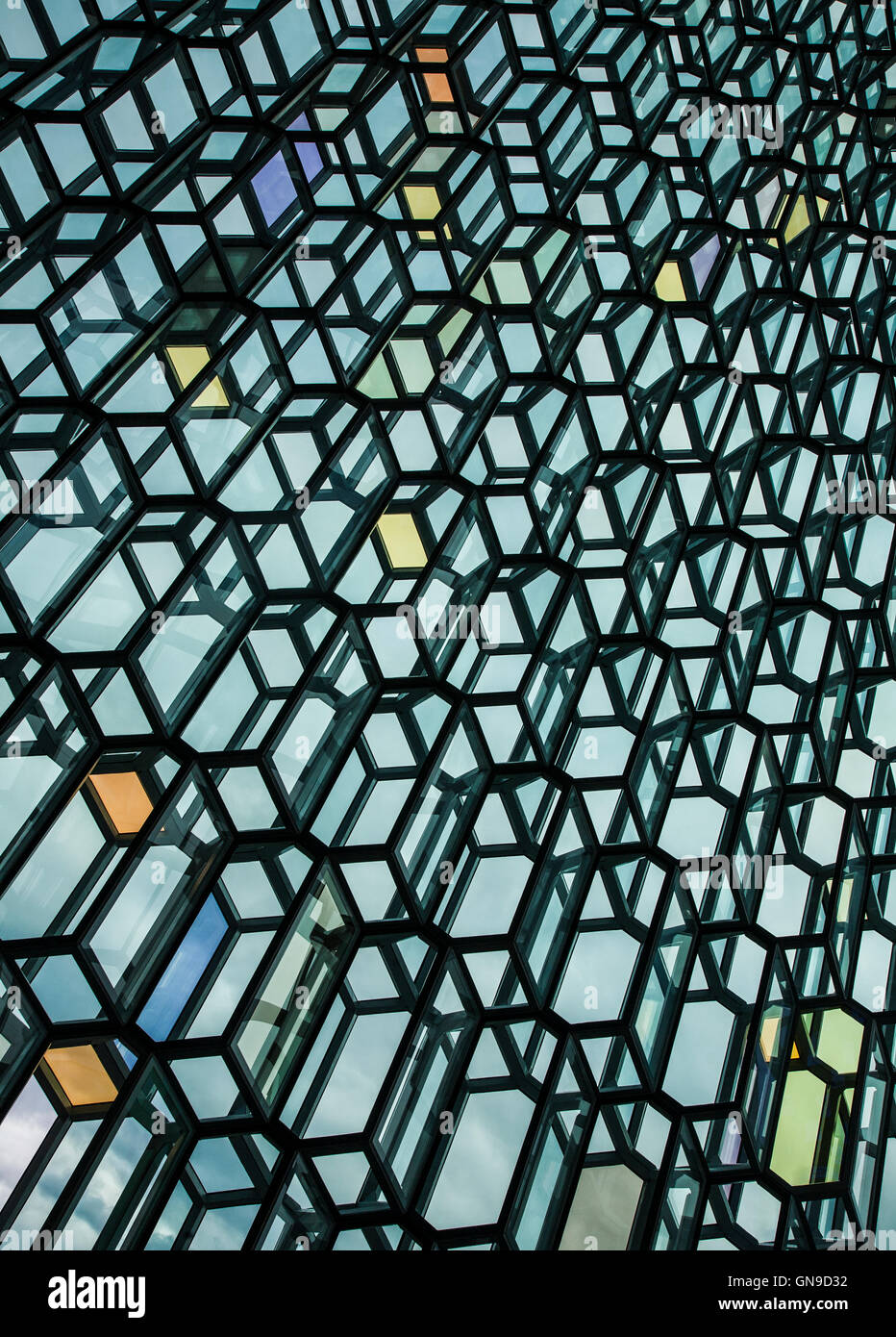Abstrakte Glaskunst-Muster in der Decke der Harpa Concert Hall, Reykjavik, Island, Europa, Isländisch, Tapete, farbiger Innenraum des Gebäudes und Kunstdesign Stockfoto