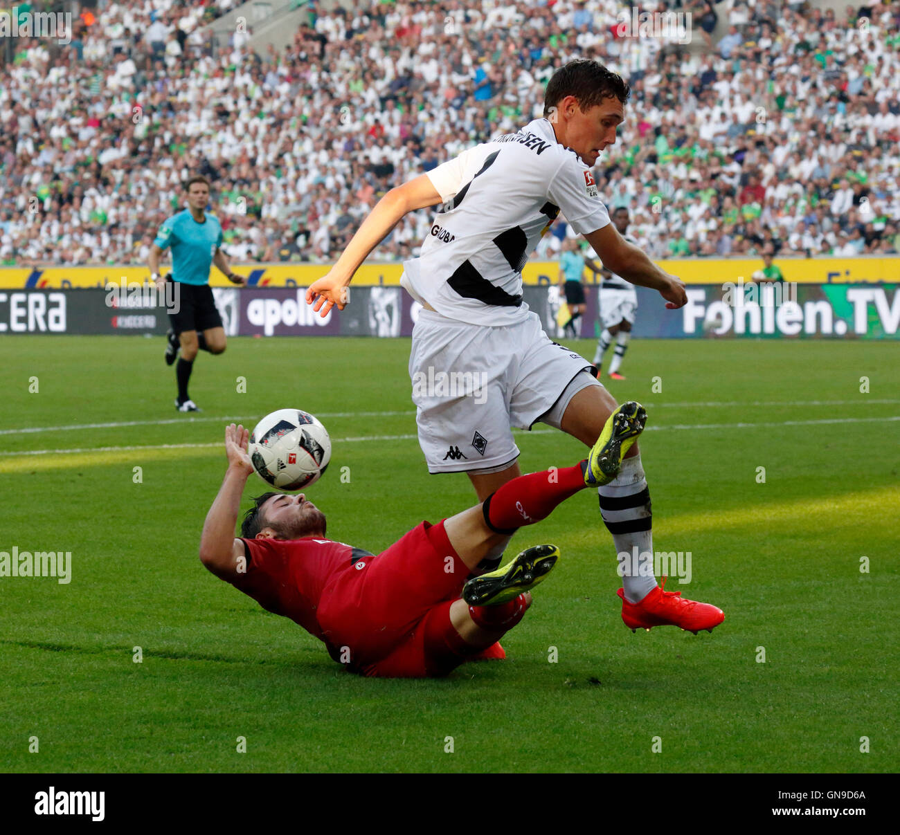 Sport, Fußball, Bundesliga, 2016/2017, Borussia Moenchengladbach gegen Bayer 04 Leverkusen 2:1, Stadion Borussia-Park, Szene des Spiels, Kevin Volland (Bayer) auf Grund gelaufen, rechts Andreas Christensen (MG) Stockfoto