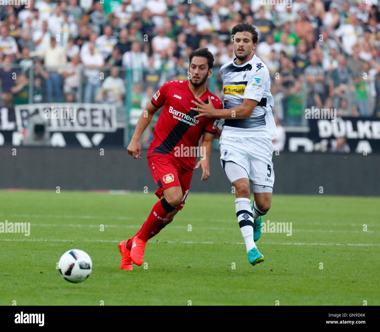 Sport, Fußball, Bundesliga, 2016/2017, Borussia Moenchengladbach gegen Bayer 04 Leverkusen 2:1, Borussia-Park-Stadion, Szene des Spiels, Hakan Calhanoglu (Bayer) links und Tobias Strobl (MG) Stockfoto