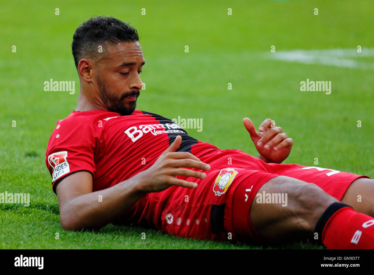 Sport, Fußball, Bundesliga, 2016/2017, Borussia Moenchengladbach gegen Bayer 04 Leverkusen 2:1, Borussia-Park-Stadion, Szene des Spiels, Karim Bellarabi (Bayer) auf Grund gelaufen Stockfoto