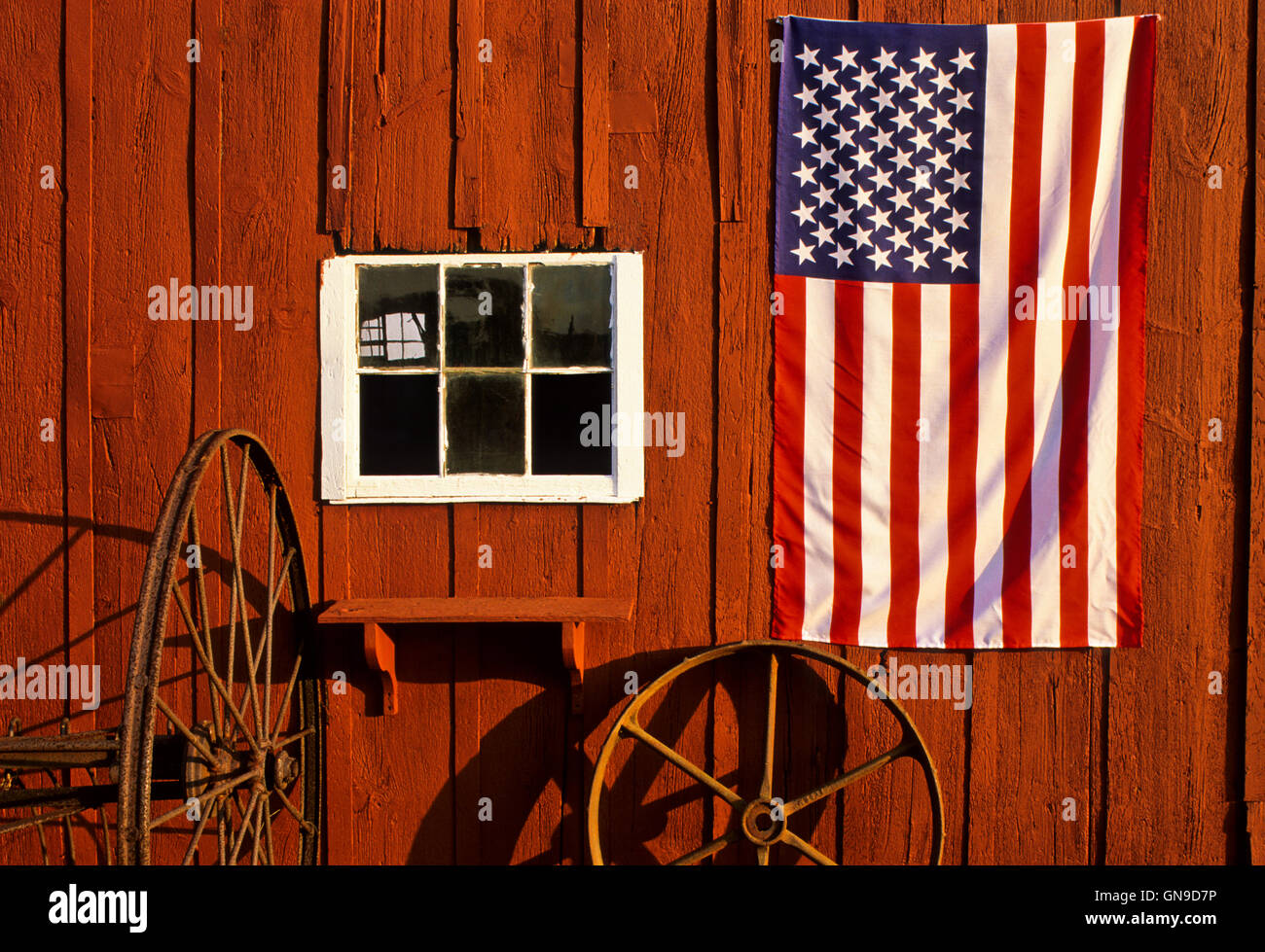 Amerikanische Flagge Nahaufnahme einer alten roten Scheune in Monroe Twp., New Jersey, USA, USA Farmszene Objekte US-Flagge Sommer Frühling Herbst Stockfoto