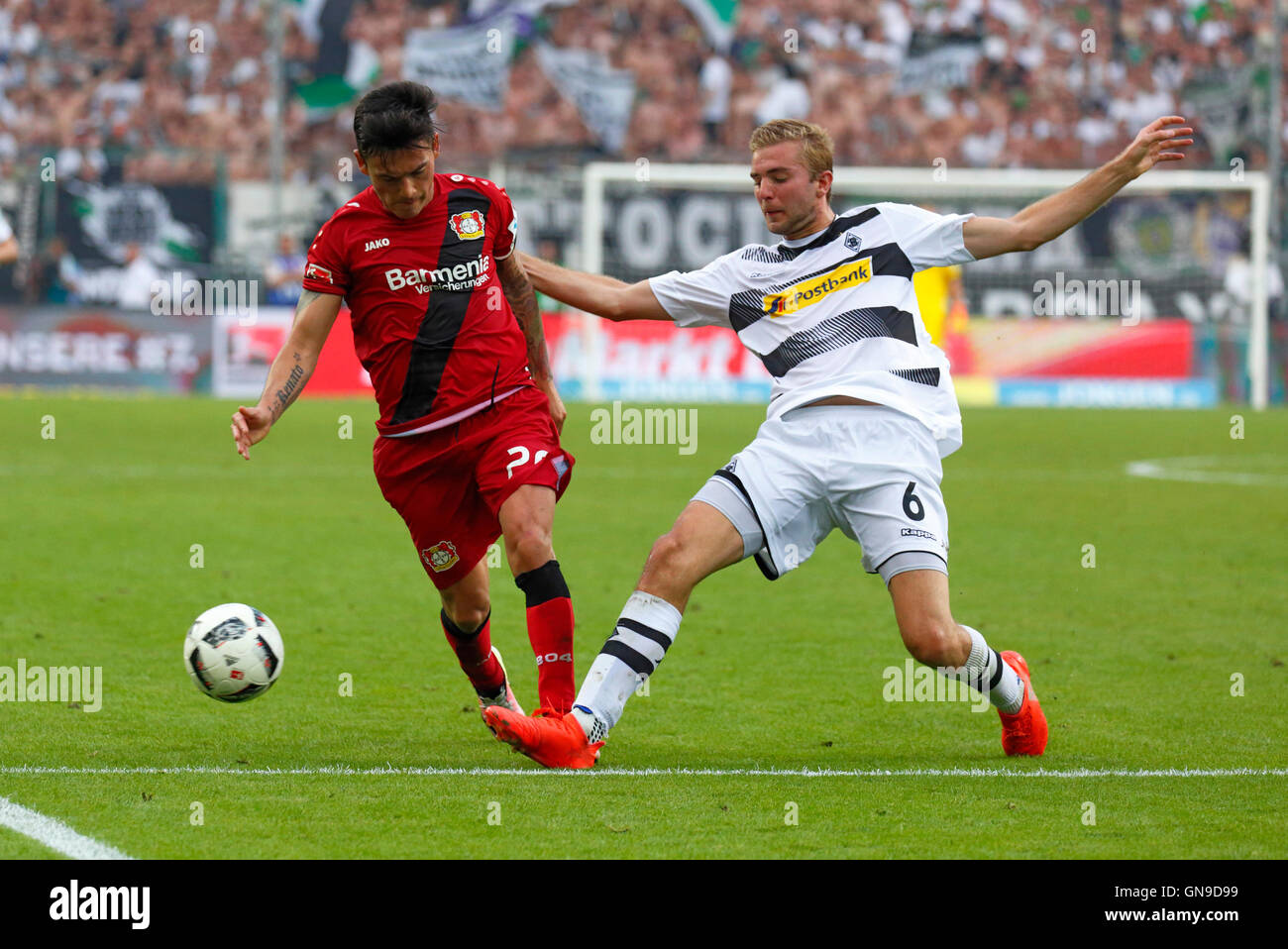 Sport, Fußball, Bundesliga, 2016/2017, Borussia Moenchengladbach gegen Bayer 04 Leverkusen 2:1, Borussia-Park-Stadion, Szene des Spiels, Charles Aranguiz (Bayer) links und Christoph Kramer (MG) Stockfoto
